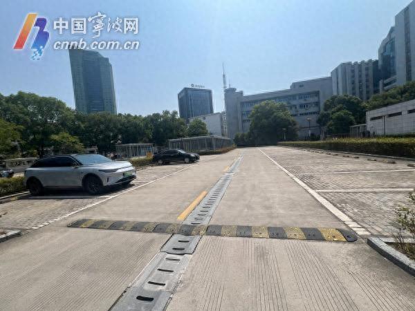 鼓楼周边这两处停车场可错时停车 记者带你体验