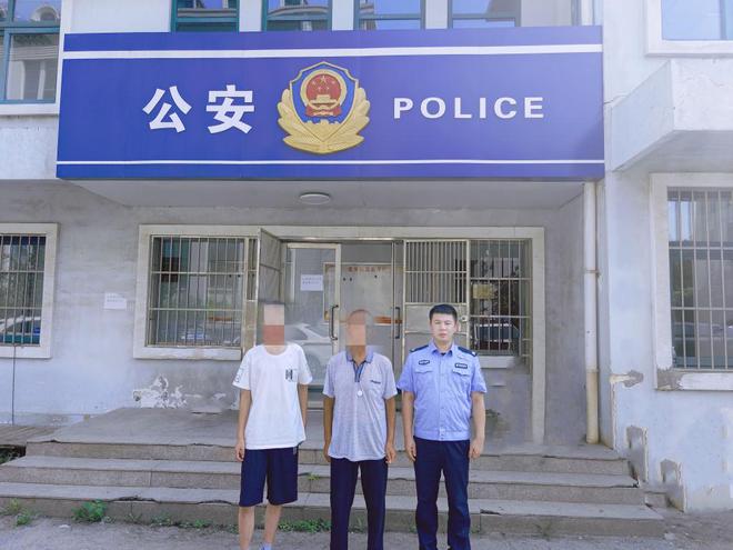 高温下老人路边独自徘徊 笔纸交流民警助其找到亲人