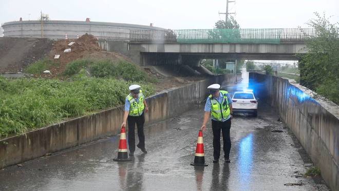 广饶：强降雨致市民出行受阻 交警启动应急预案保障道路安全