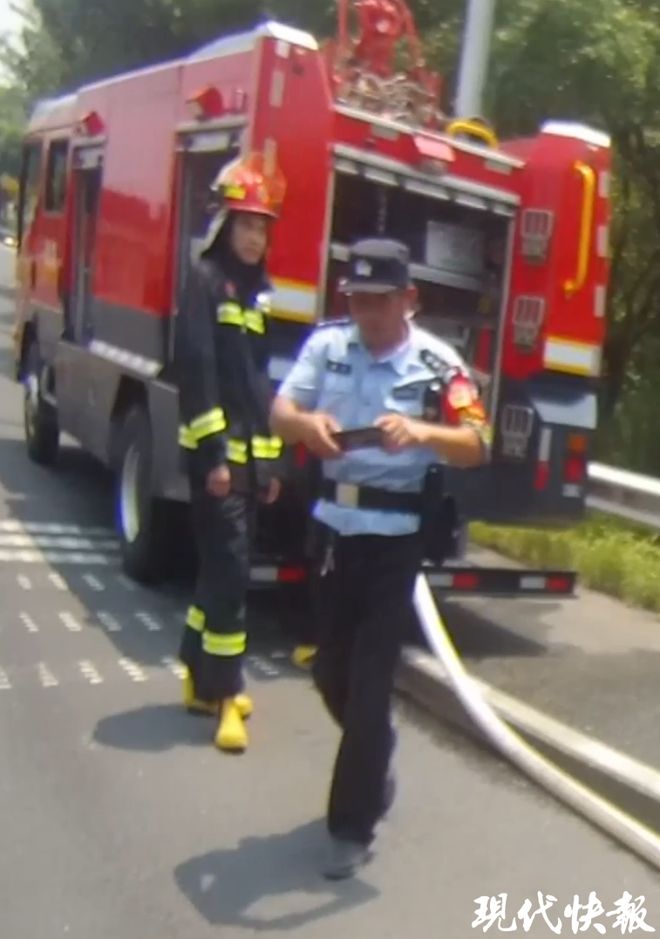 运输车水泵损坏，120头生猪集体中暑，民警和消防队员及时赶到