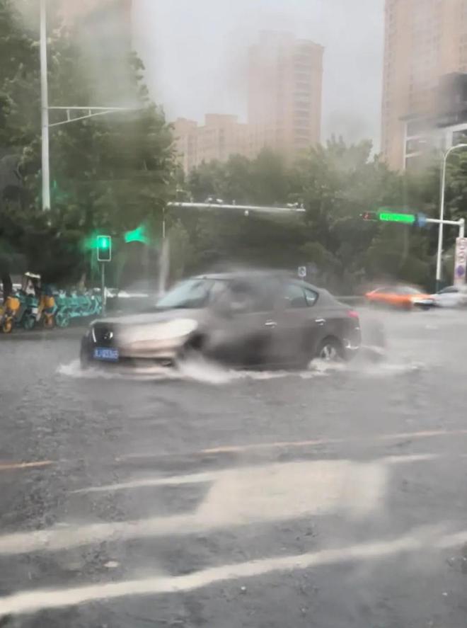 泰安市辖区暴雨黄色预警，已有路段产生积水